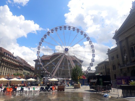 12:49　観覧車と下から噴水が吹き上げるのはブンデス広場かな・・・