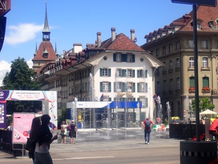 12:55　ブンデス広場に戻って来たら、噴水が吹き上げて、子供が遊んでいた