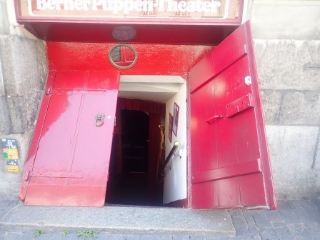 13:24　アーケードの地下の部屋は、道路についたこの板のドアが入口のようだ