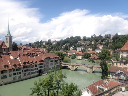 13:37　アーレ川、橋、尖塔、瓦屋根の美しい旧市街地と言う所かな・・・