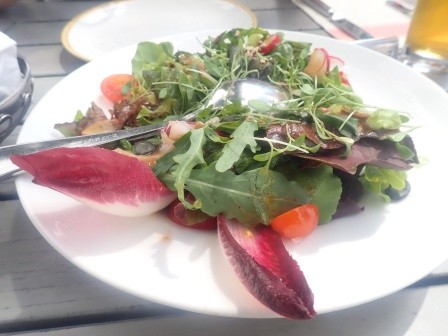 14:07　バラ園のレストランで野菜サラダをあてにビールを飲む