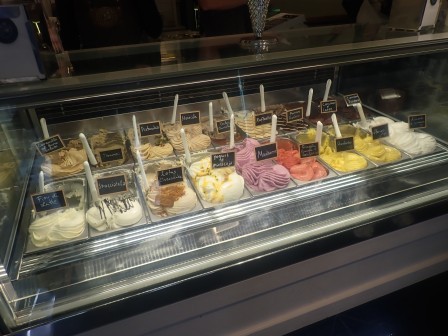 15:01　ジェラード屋さんのショウケース