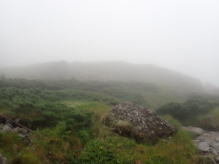 12:07　霧に霞む硫黄岳山頂部