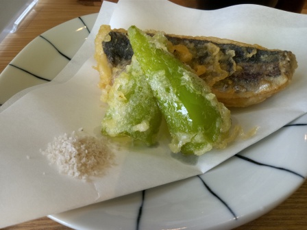 上さんの頼んだ鯵と野菜のフライ、これにはご飯ではなく稲庭うどんをごまだれでいただくようになっていた	
	 title=