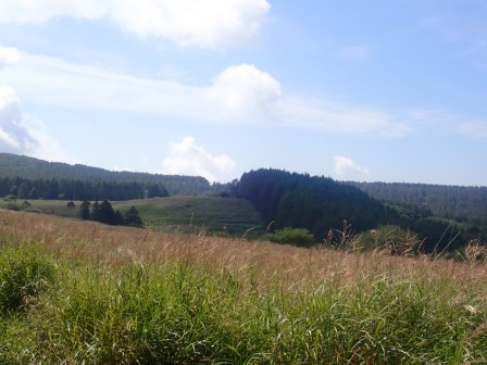9:55　旧御射山遺跡（もとみさやまいせき）の丘陵が見える