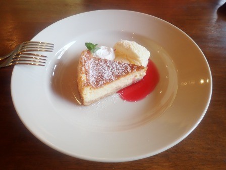 追加で注文したチーズケーキ・すぐりジャムを添えてをシェア