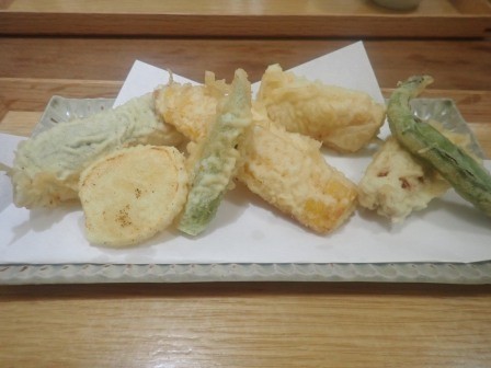 美術館から歩いて2分位の「そば屋三笊」で昼食、上さんが頼んだ天ざるの天ぷら