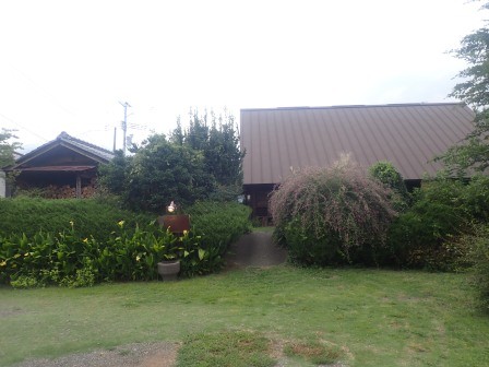 夕食　北杜市明野町　ホタル食堂　玄関には萩の花が盛りを迎えていた