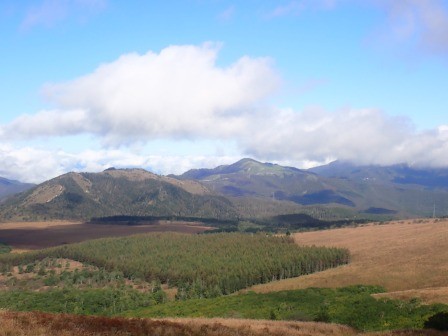 9:01　最終目的地の八島ヶ原湿原とその先に鷲ヶ峰の眺望