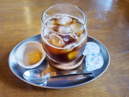 アイスコーヒーのお供に小さな手製のクッキー