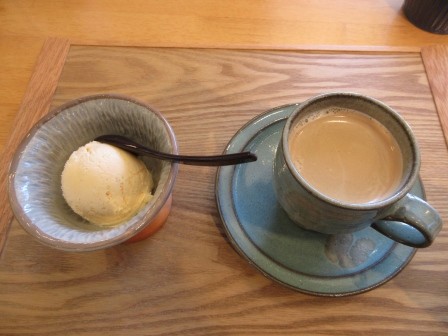 食後は、追加で頼んだアイスとコクテール堂のコーヒー