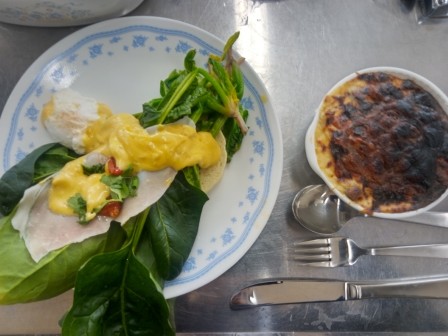 昼食　料理教室　法蓮草のエッグベネディクトと法蓮草のグラタン