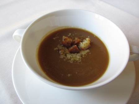 昼食　甲斐市　キングスウェル　オニオンスープ、この前にサラダがあったのだが、カメラを新調して操作ミス