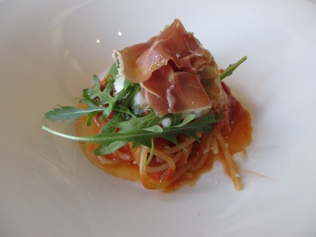 生ハムとモッツエラのトマトソースのスパゲティ