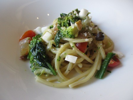 グアンチャーレとポルチーニ茸のトンナレッリ　プロヴォーラの香り