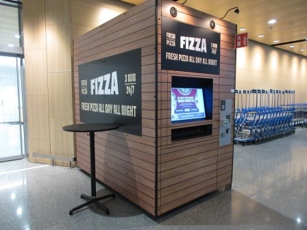 現地時間5:01　時差-7時間　フィンランド　ヘルシンキ空港　トランジット　EU入国前　ピザの自動販売機