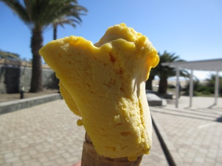 現地時間14:40　海岸砂の手前にあったジェラード屋さんでマンゴのジェラードを購入