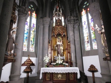 16:13　バウティスタ教会　内観　ステンドグラス、装飾とも絢爛豪華