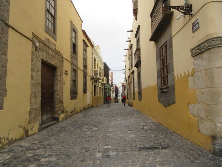 17:16　人口40万位の島の旧市街地は中々趣がある