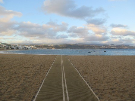8:06　朝の散歩、海辺まで砂に触れずに行くことができるようになっていた、車椅子用かな・・・