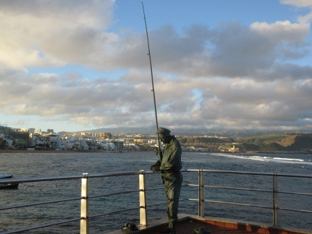 8:14　朝の散歩、釣り人の彫像