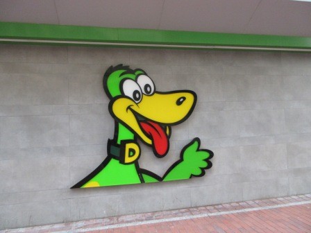 8:24　朝の散歩、どの島にもあったスーパーHiperDinoのロゴ