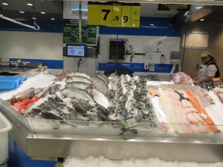 8:38　朝の散歩、鮮魚売り場、流石海辺新鮮そう