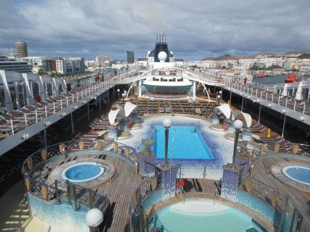 11:48　最上階の14階から見た13階のプール・イベントエリア