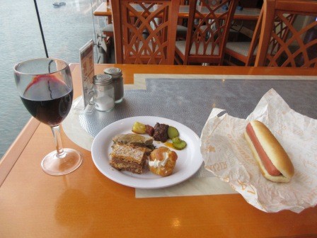 12:09　昼食　13階にあるバイキング・レストラン、酒を含む飲物は1日15杯まで飲み放題の設定