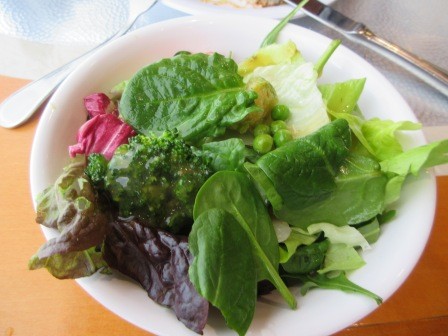 12:12　昼食　13階にあるバイキング・レストラン、野菜不足気味だったのでタップリ