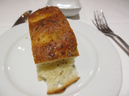 18:44　夕食　5階アラカルト・レストラン　パンは数種から選ぶことができた