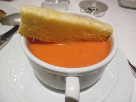 19:15　夕食　前菜　私の頼んだスペイン風トマトのガスパチョ