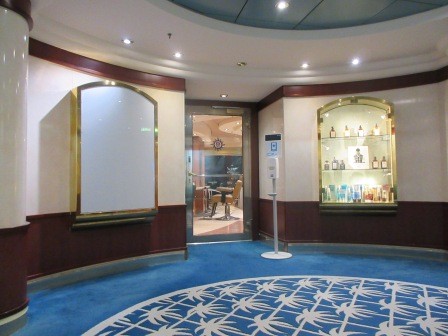 7:23　13階のバーでカフェラテを飲んだ後、朝の散策、13階の美容室