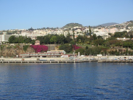 9:11　間もなくポルトガル領マディラ島フンシャルに寄港