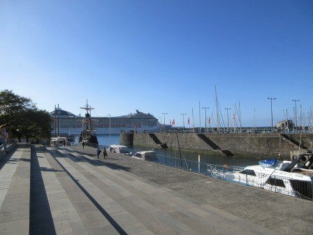 10:27　午前中は半日観光、手前はコロンブスの船のレプリカ、向こうは乗っているクルーズ船
