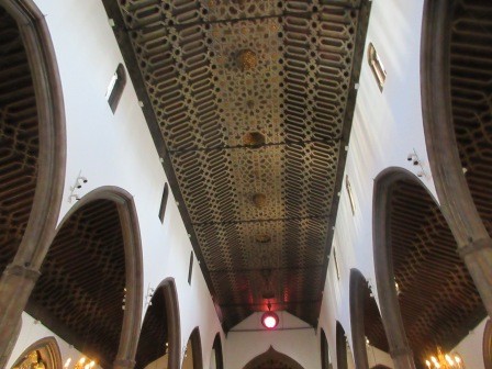 10:34　カテドラル内部、舟形天井の幾何学模様が素晴らしい、イスラムの影響かな・・・