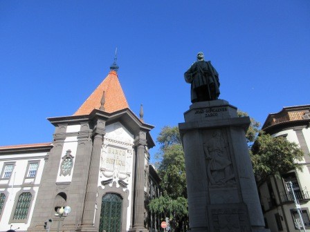 10:50　著名人の彫像の向こうに銀行、富をタップリ運んできたのだ・・・