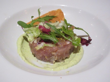 18:55　夕食　前菜　ツナのタルタル