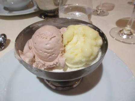 19:47　夕食　デザート　アイスクリームとシャーベット