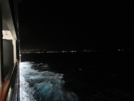 6:47　朝、ベランダより、白波をたてて次の寄港地テネフェ島サンタ・クルスを目指す