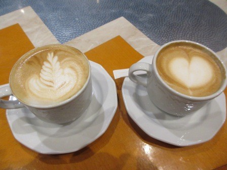 6:58　13階のバーで朝食前のカフェラテ