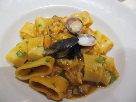 19:05　夕食　メイン　上さんの頼んだシーフードのショートパスタ