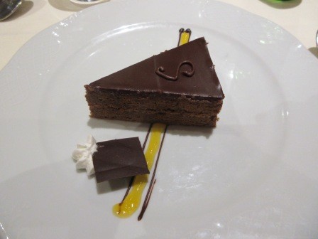 19:38　夕食　デザート　私の頼んだザッハトルテ