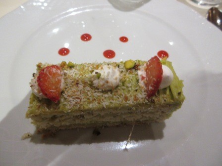 19:38　夕食　デザート　上さんの頼んだココナッツとピスタチオの焼き菓子