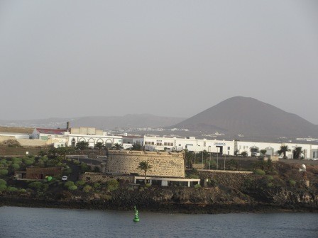 8:42　朝、ランサローサ島アレシフェに着岸、要塞と山が見える