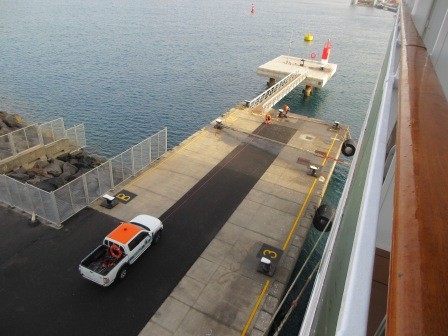 8:55　船の係留に岸壁側は車1台と3人がかりで45分位要していた