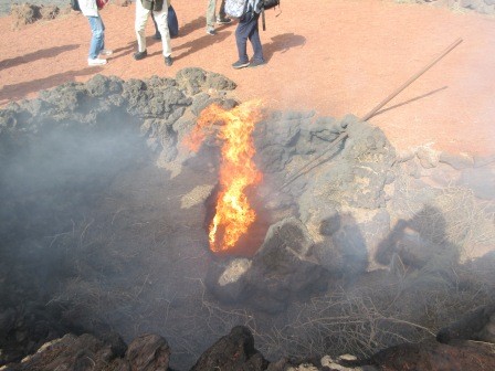 11:01　デモンストレーション２　藁を近づけると火柱