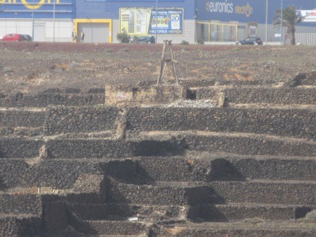 14:50　船よりの眺望、海岸沿いに粉を挽いた、風車跡
