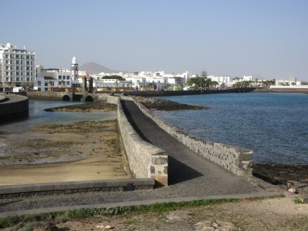 16:29　要塞の石の長い通路の先に白い街並み、白は太陽光に耐性があるとのこと