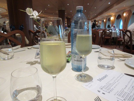 18:35　夕食、まずはスパークリングワインで乾杯